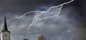 Задымилась колокольня: под Харьковом молния ударила в церковь