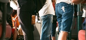 Душно и тесно: девушка потеряла сознание в 59 автобусе (видео)