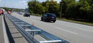 Будет безопаснее: на Набережной Заводской устанавливают ограждение