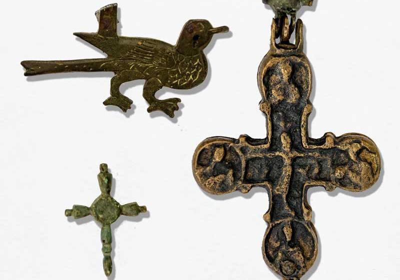 На Полтавщине военный принес в Краеведческий музей древние кресты
