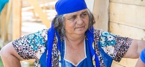 На Южном вокзале убрали мусор, который оставили ромы: чиновники уверяют, что ромы там просто отдыхают