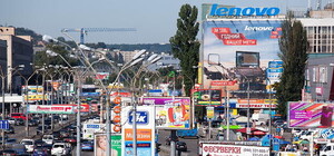 Большая уборка: проспект на Позняках очистили от дорожных указателей с рекламой