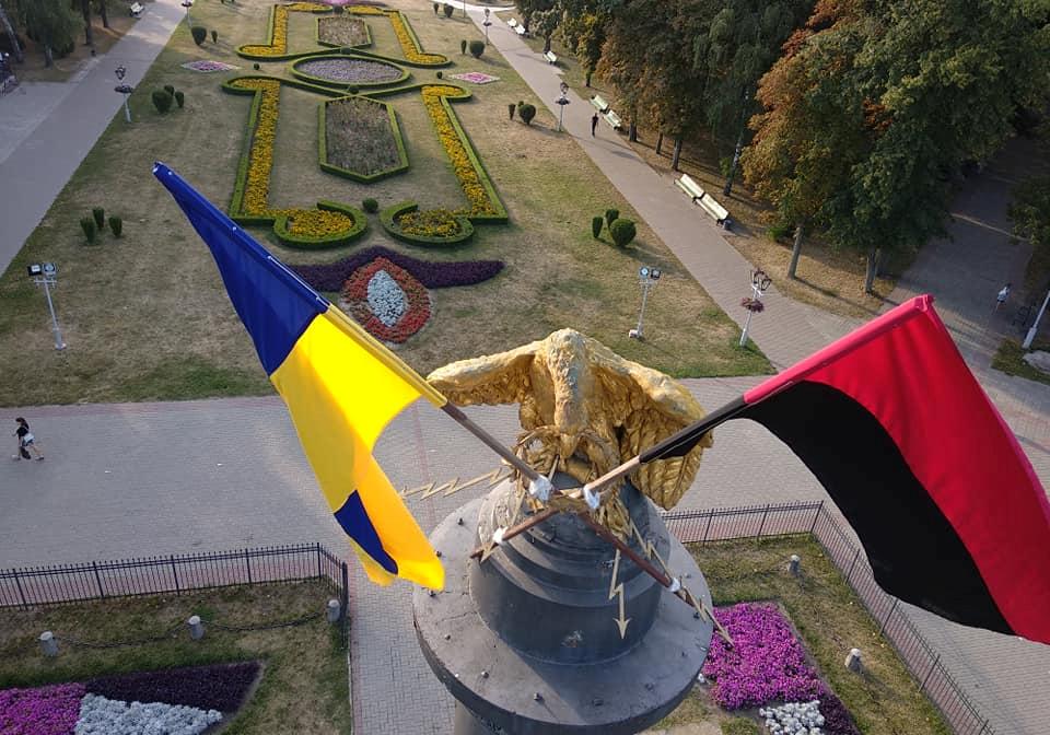 В Полтаве обновили флаги на монументе Славы