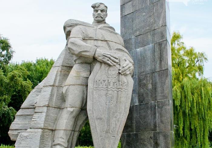 В Полтаве ремонтируют памятники