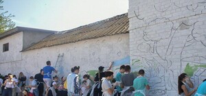 На 411-й батареи одесские художники решили украсить стены интерната: рисовать пригласили и детей