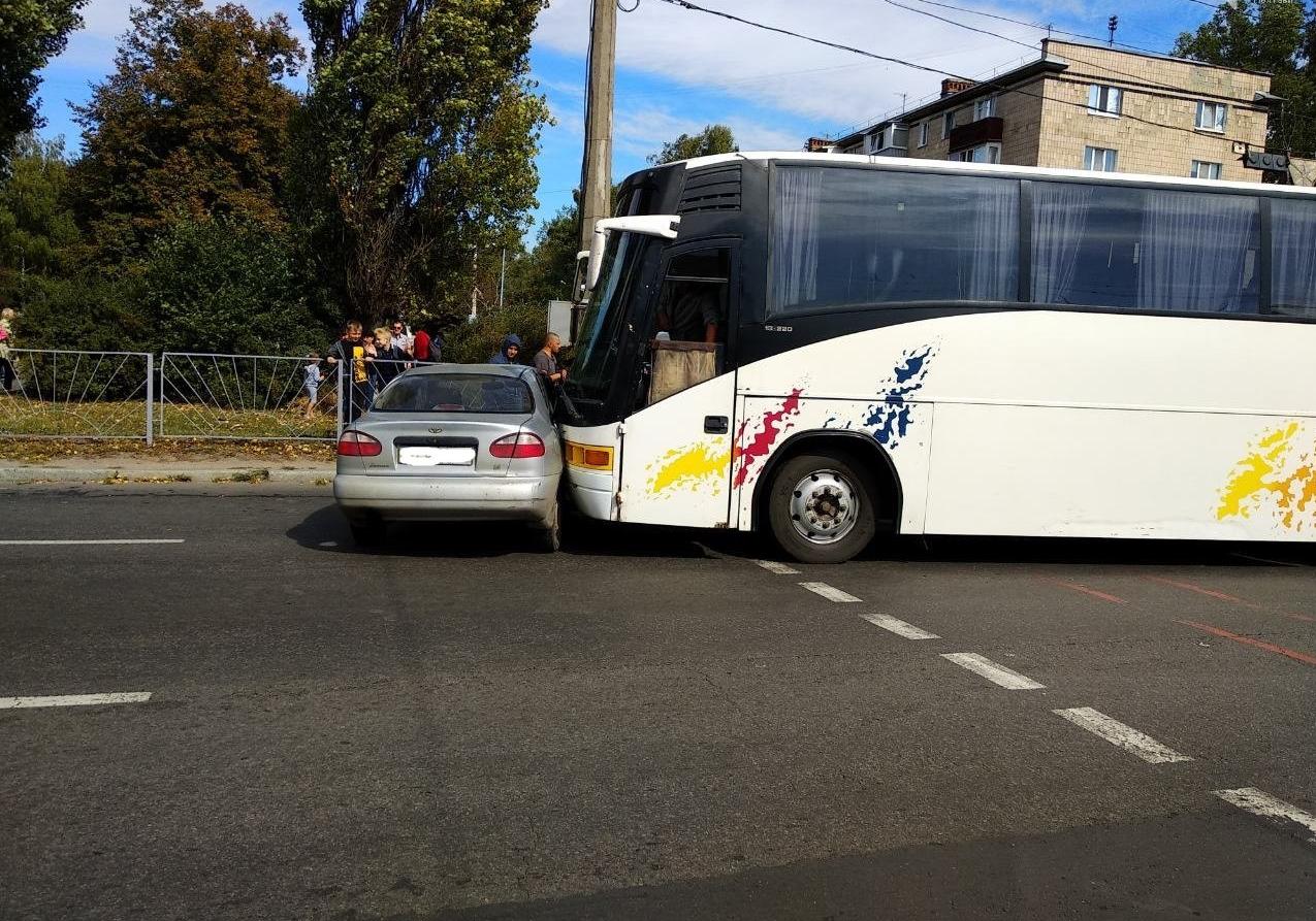На 11-й школе столкнулись автобус и легковушка «Daewoo Lanos» / Фото: 0532.ua