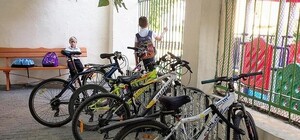 Переработка с пользой: в Одессе появилась велопарковка из пластика