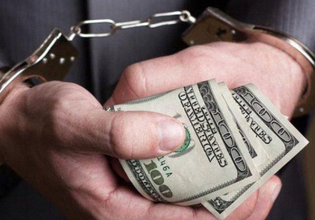 На Полтавщине на взятке в 5 тыс долларов задержали двух прокуроров