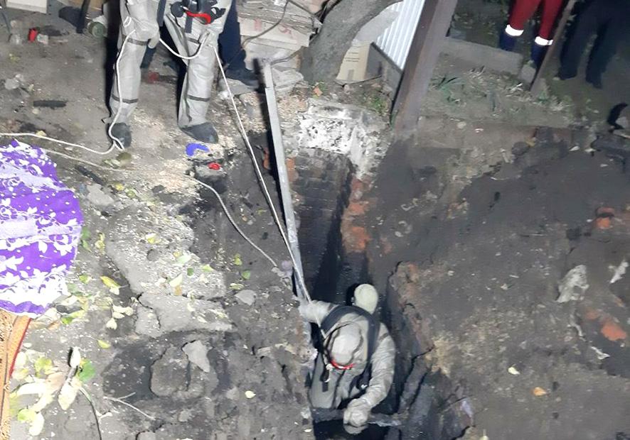 Трое мужчин погибли во время чистки канализации