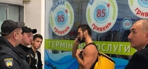 Не тот дресс-код: курьера в одних стрингах не пустили в одесский ТЦ