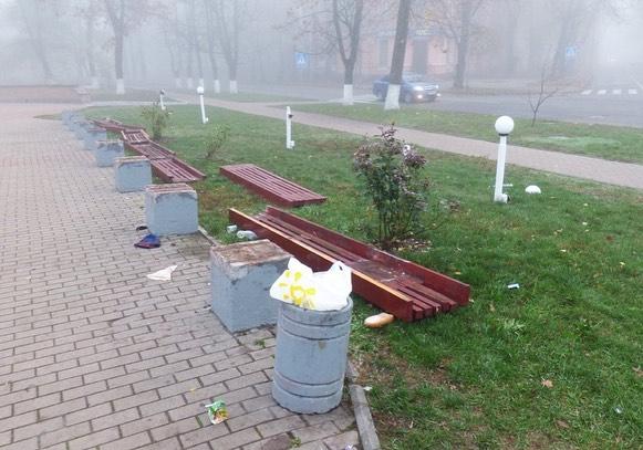 В центре Полтавы вандалы устроили погром в парке