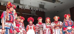 Представили по-своему: в японском колледже прошел показ украинских платьев