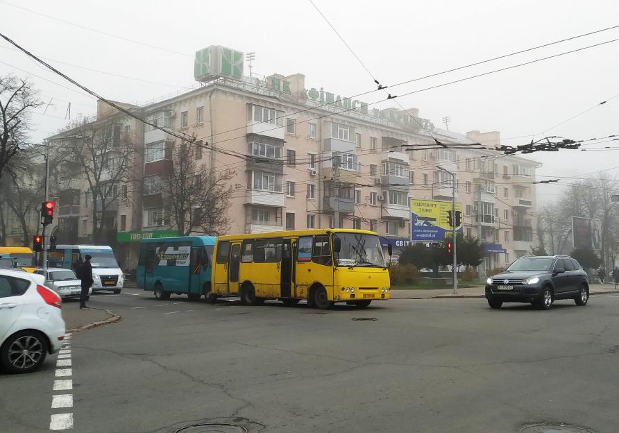 Столкнулись пассажирский автобус и маршрутка / Фото: Полтавщина