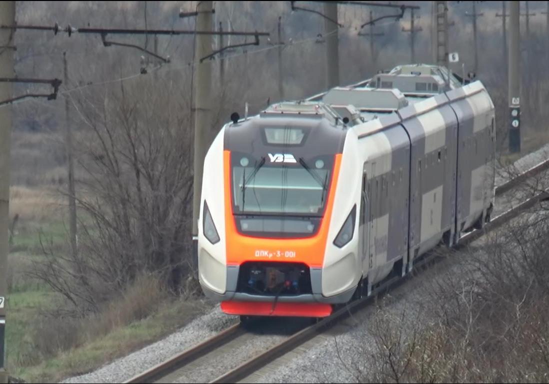 Под Днепром испытали новый отечественный поезд производства Крюковского вагоностроительного завода