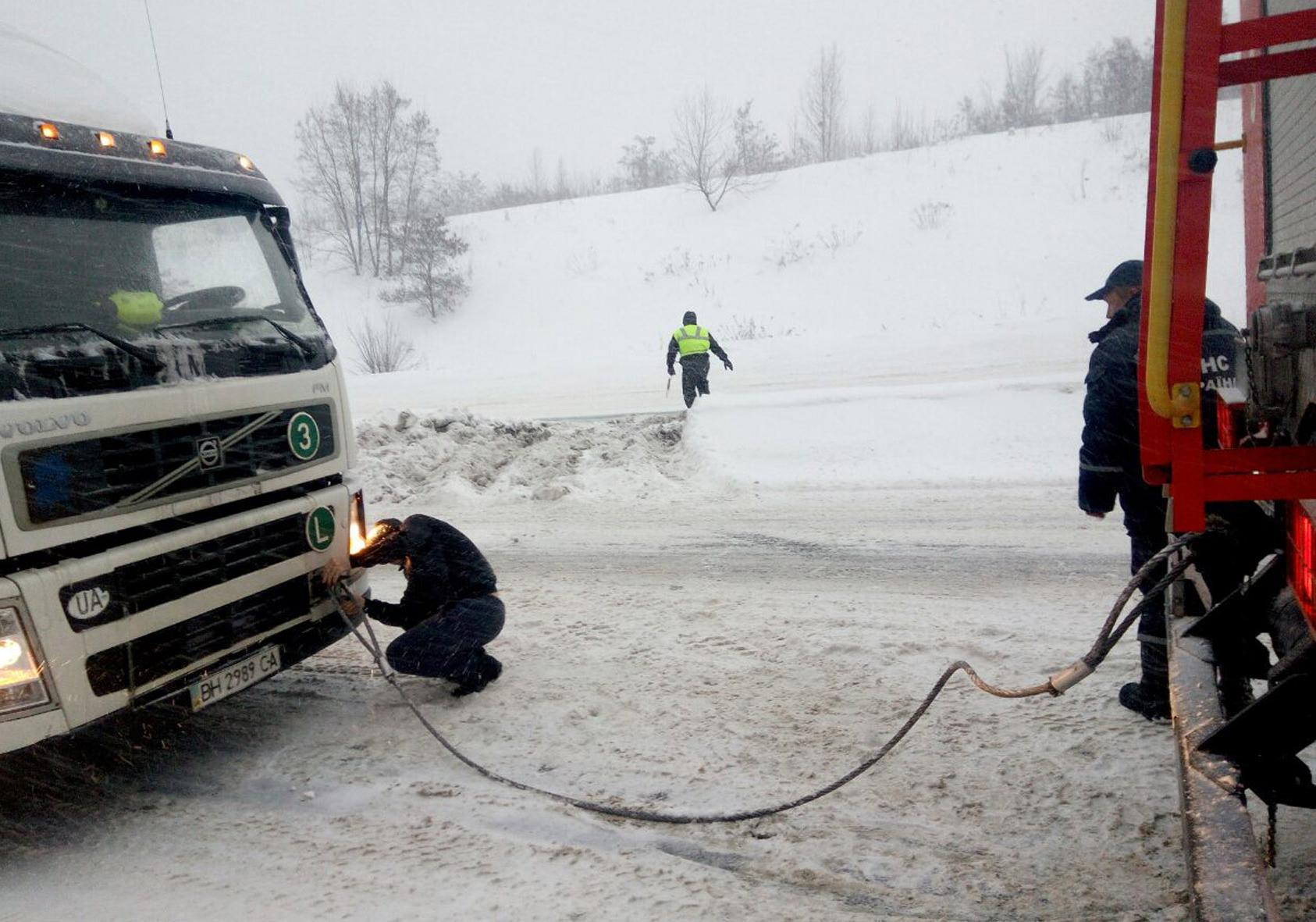 На Полтавщине в снегу застряло 12 грузовиков