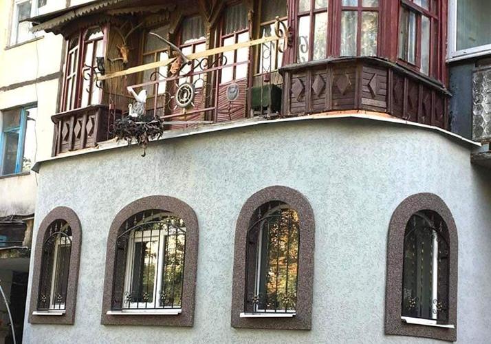 В соцсетях посмеялись над самодельными балконами в одном из домов Полтавы