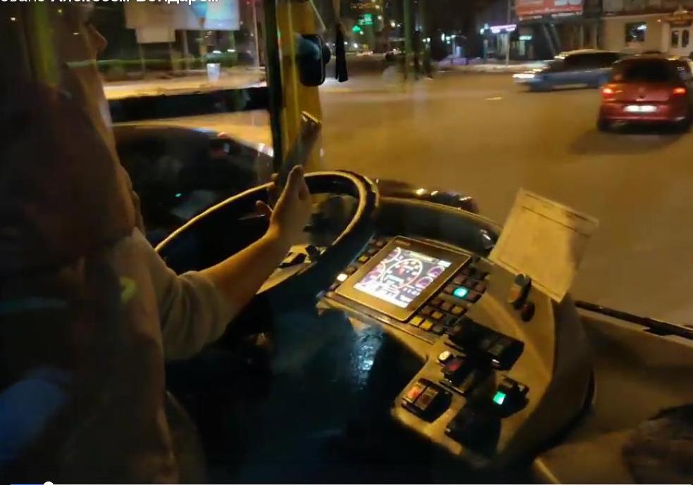 В Полтаве женщина за рулем троллейбуса говорила по видеосвязи во время движения