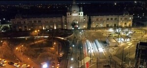 Як виглядає нічна площа Двірцева: неймовірне відео з дрона