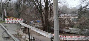 Теперь обрушился огромный кусок асфальта: в парке Глобы перекрытый спуск с моста продолжает разрушаться
