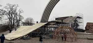 Фотофакт: в Киеве начали устанавливать горку для фестиваля сноубордистов