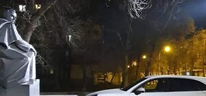 Наглость – второе счастье: дорогущий Porsche припарковали вплотную к памятнику Шевченко