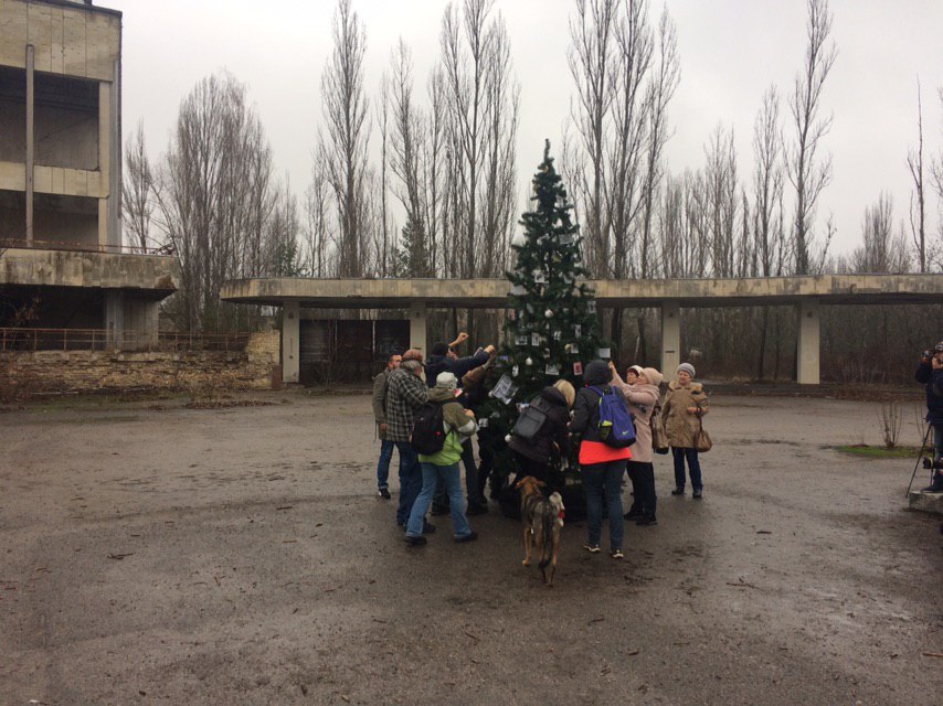 Новость - События - Впервые за 34 года: в центре Припяти установили новогоднюю елку