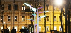 Современно: в Киеве открыли экопарк с солнечными батареями и светящимся арт-объектом