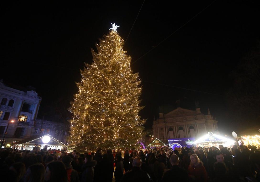 Газом в обличчя: біля головної ялинки Львова невідомі напали на двірників