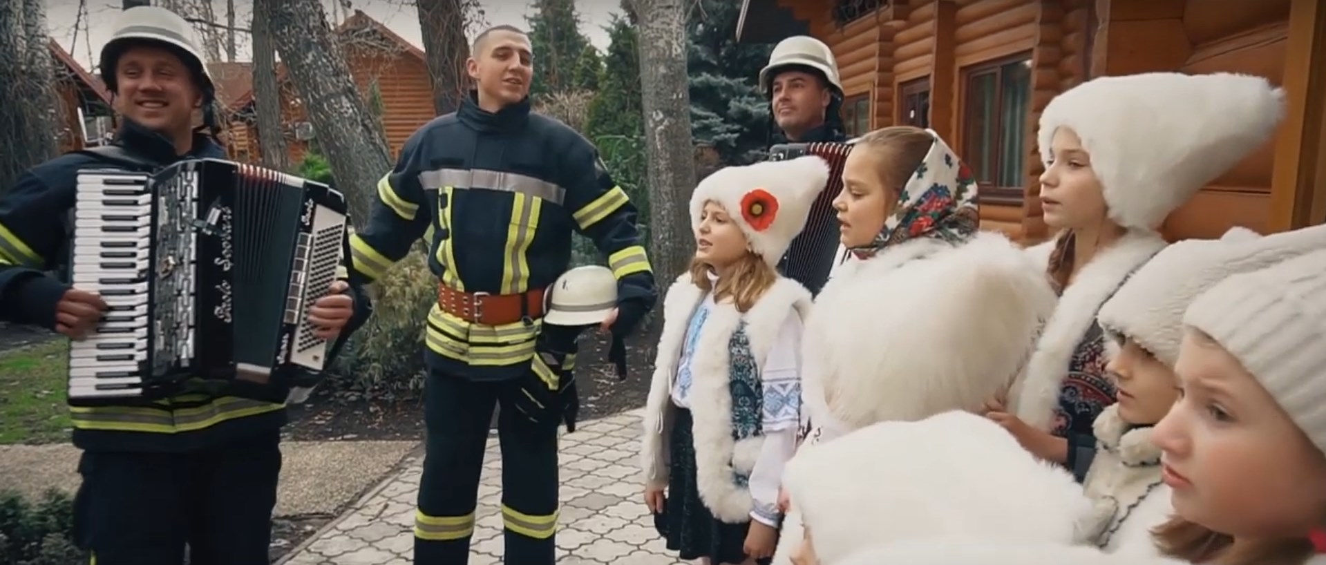 Какая милота: спасатели спели огнетушительную колядку с маленькими днепрянами (видео)
