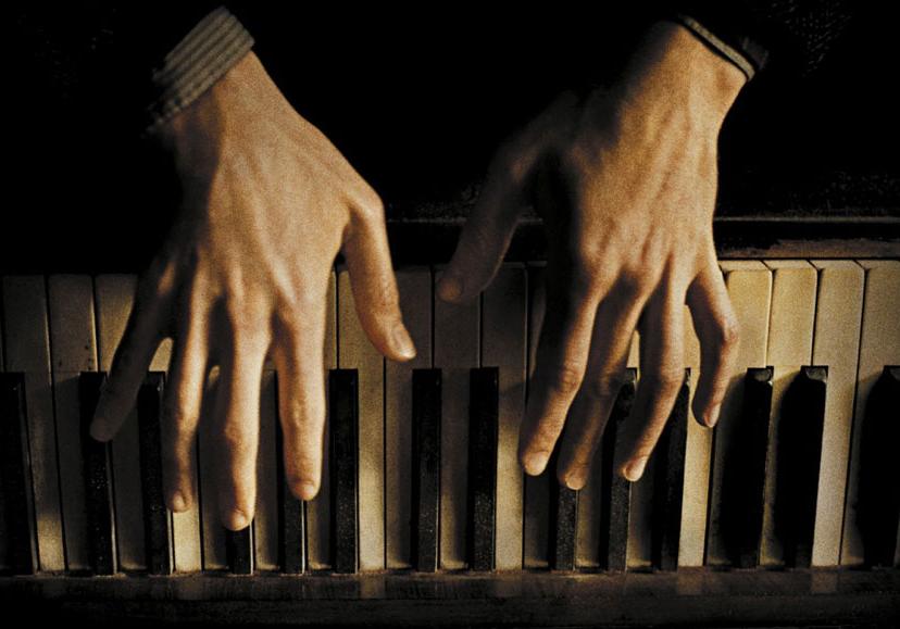 В Одессе пианист решил сыграть посреди дороги: видеофакт