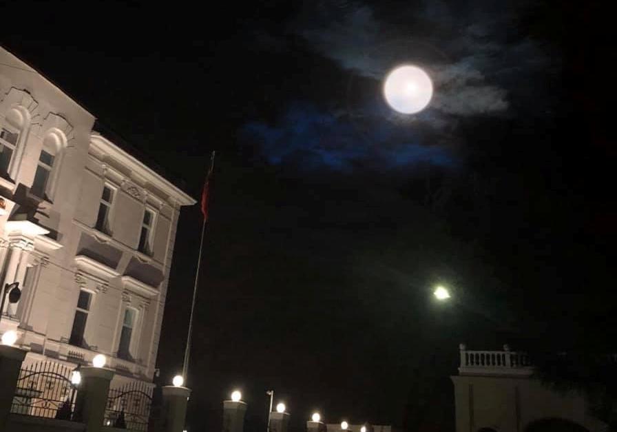 После затмения: одесситы любовались ярким полнолунием