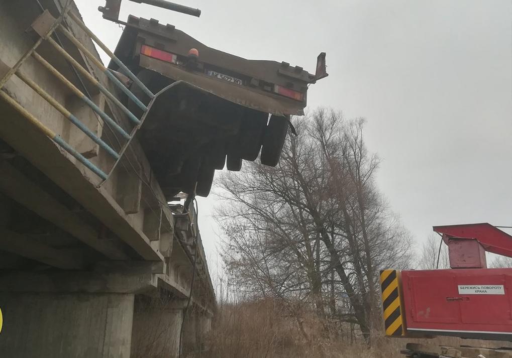 На дороге Кролевец - Пирятин груженная фура повисла над мостом
