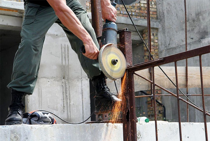 Наглость выше крыши: днепряне возмущены самовольным демонтажем забора возле жилого дома