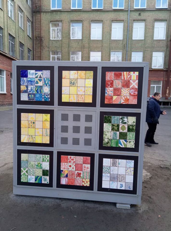 Таким не поиграешься: во дворе днепровской школы установили огромный кубик Рубика