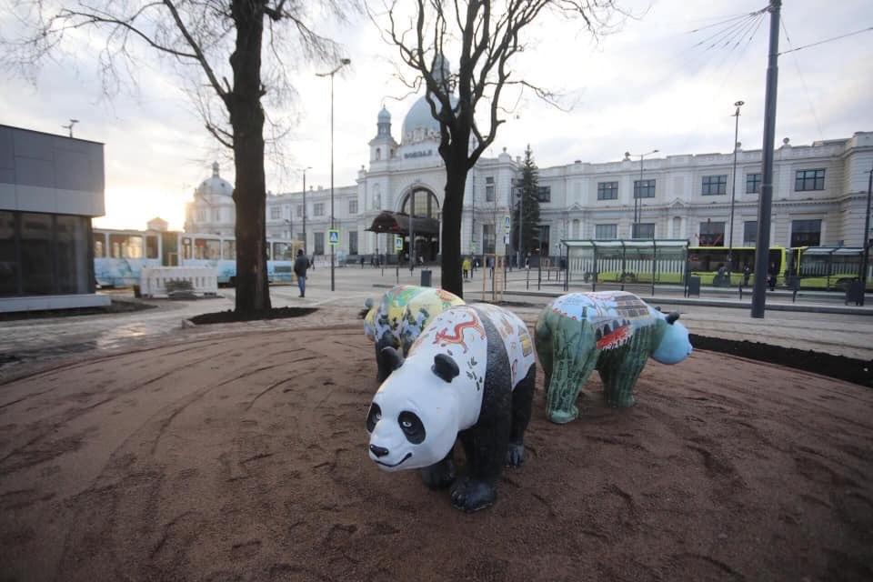 Не розгубилися: біля львівського вокзалу з'явилися кольорові панди