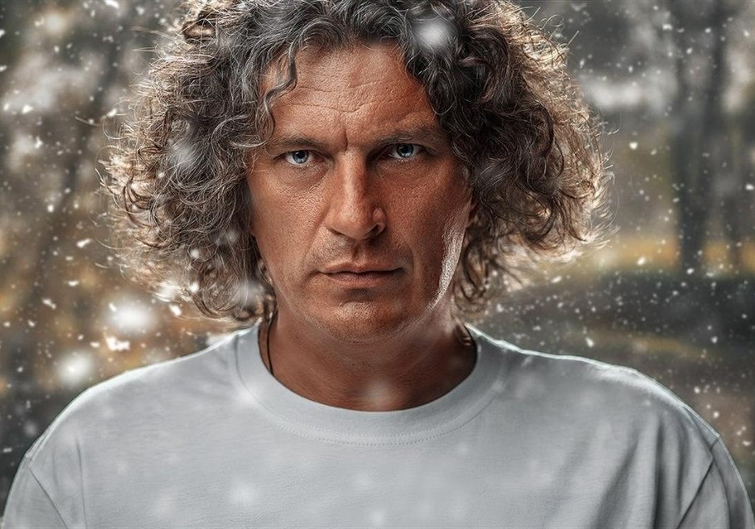 Почтил память: в центре Запорожья музыкант исполнил песню Кузьмы Скрябина (видео)