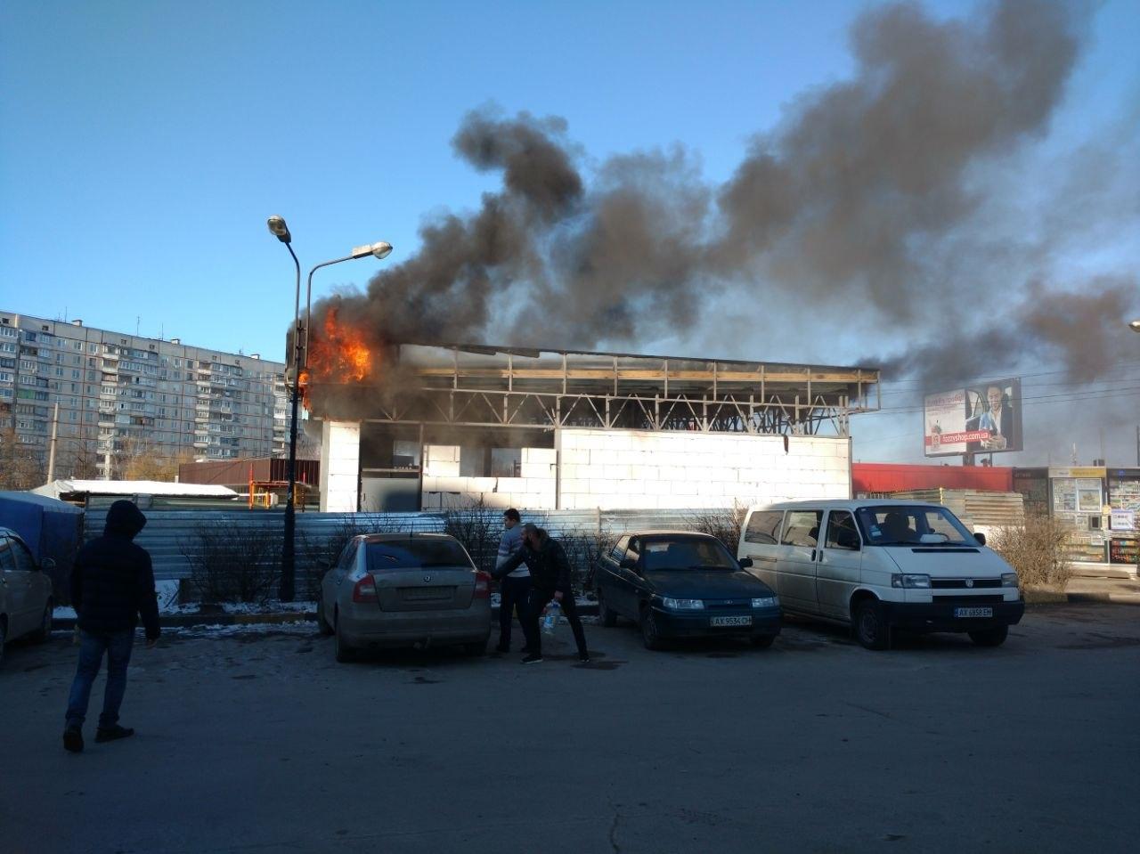 Возле метро: на Салтовке горит магазин