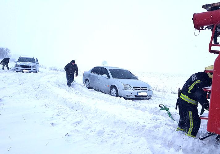 На Полтавщине больше 20 машин застряли в снегу
