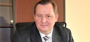 Губернатор Луганщины подарил ребенку слуховой аппарат