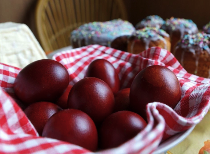 Яйца из луковой шелухи