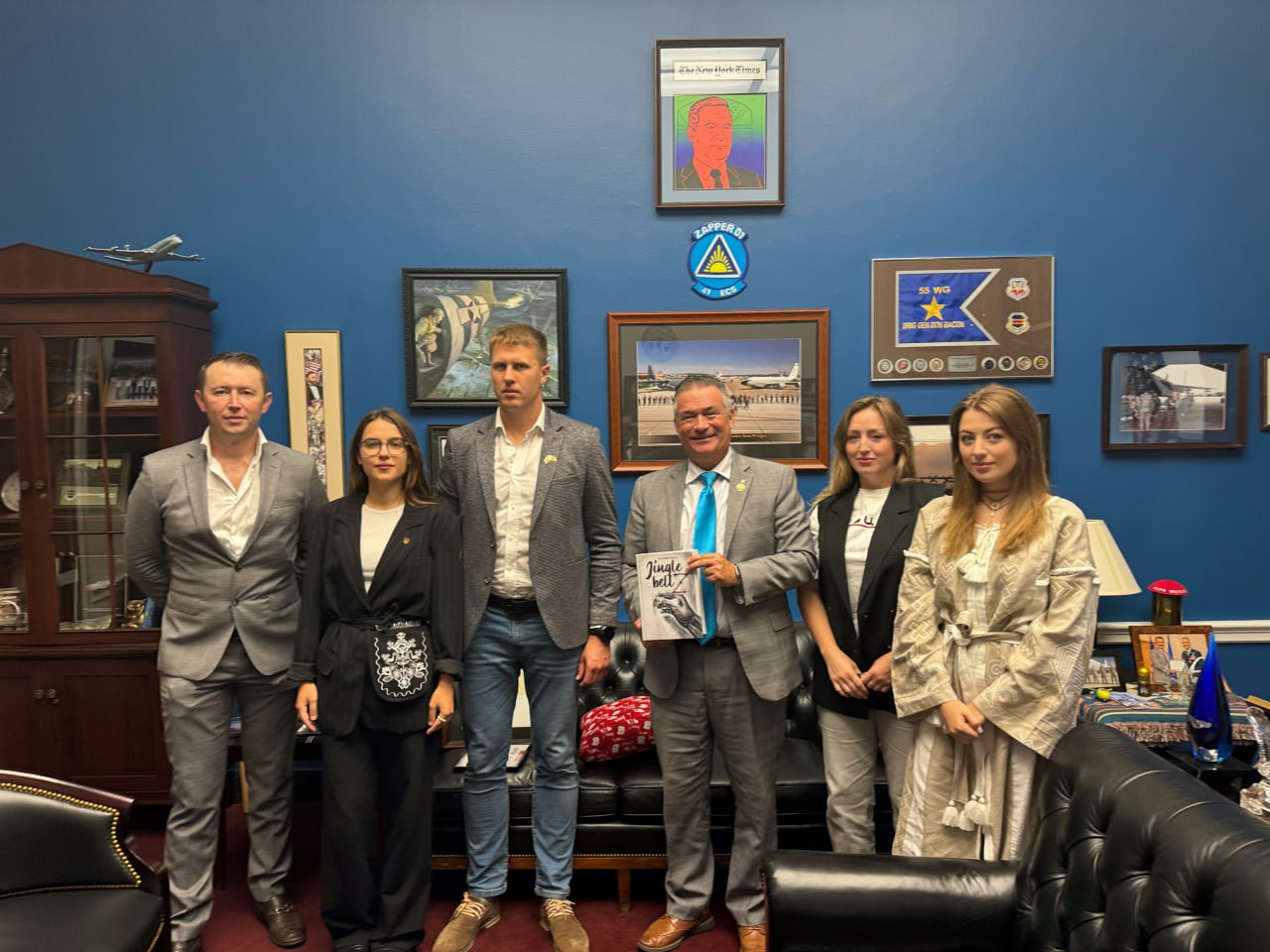 В Лос-Анджелесе представили книгу Jingle Bellz бывшего военнопленного Алексея Анули. фото: GO Ukraine