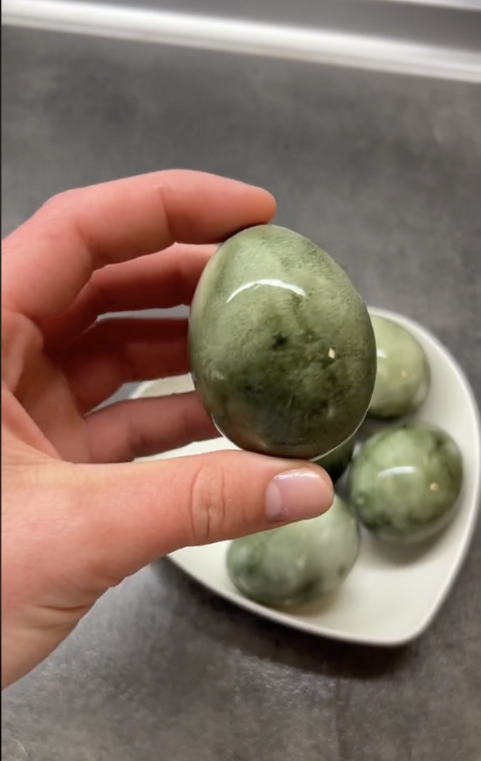 Зеленые пасхальные яйца.