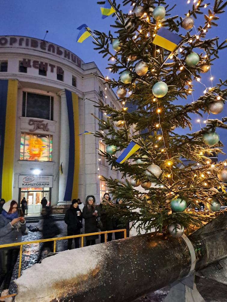 У Хмельницькому ялинку встановили на уламку ракети.
