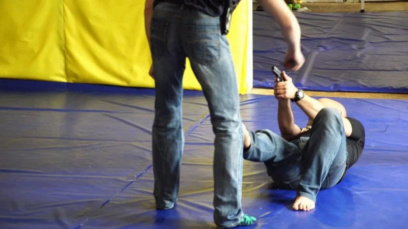 Свидетели избиения: что делать, если не можешь вмешаться и какое наказание ждет.