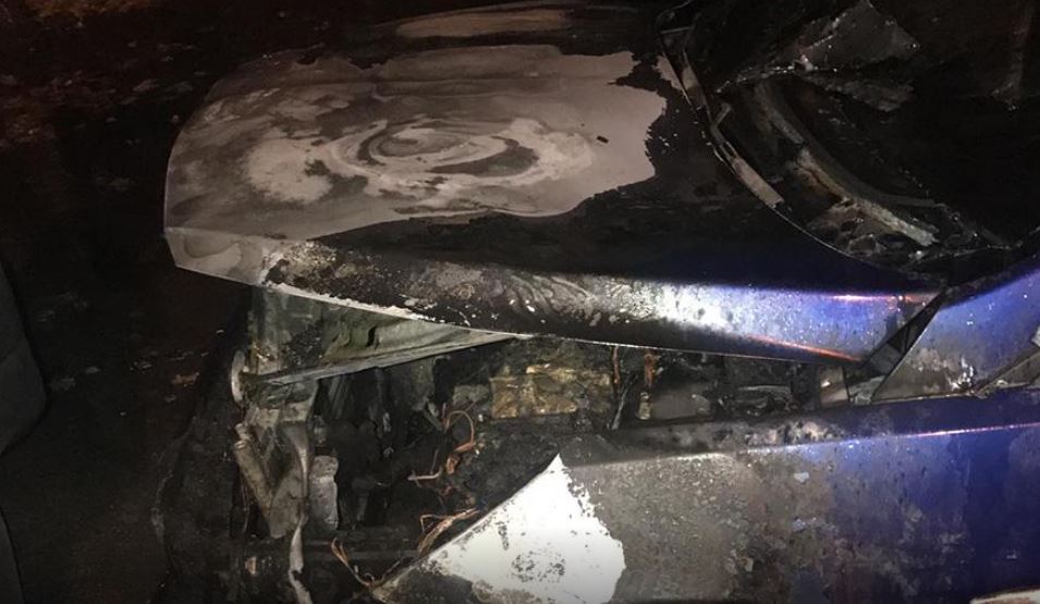 Огонь серьезно повредил машину