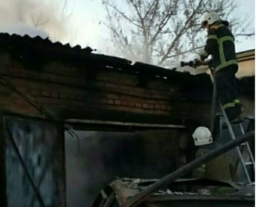 Два гаража спасли от пожара. Фото: https://pl.dsns.gov.ua