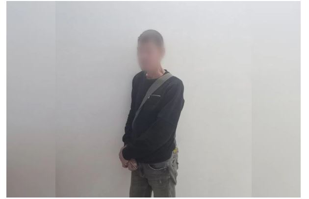 Задержанный посетитель супермаркета. Фото: https://pl.npu.gov.ua/