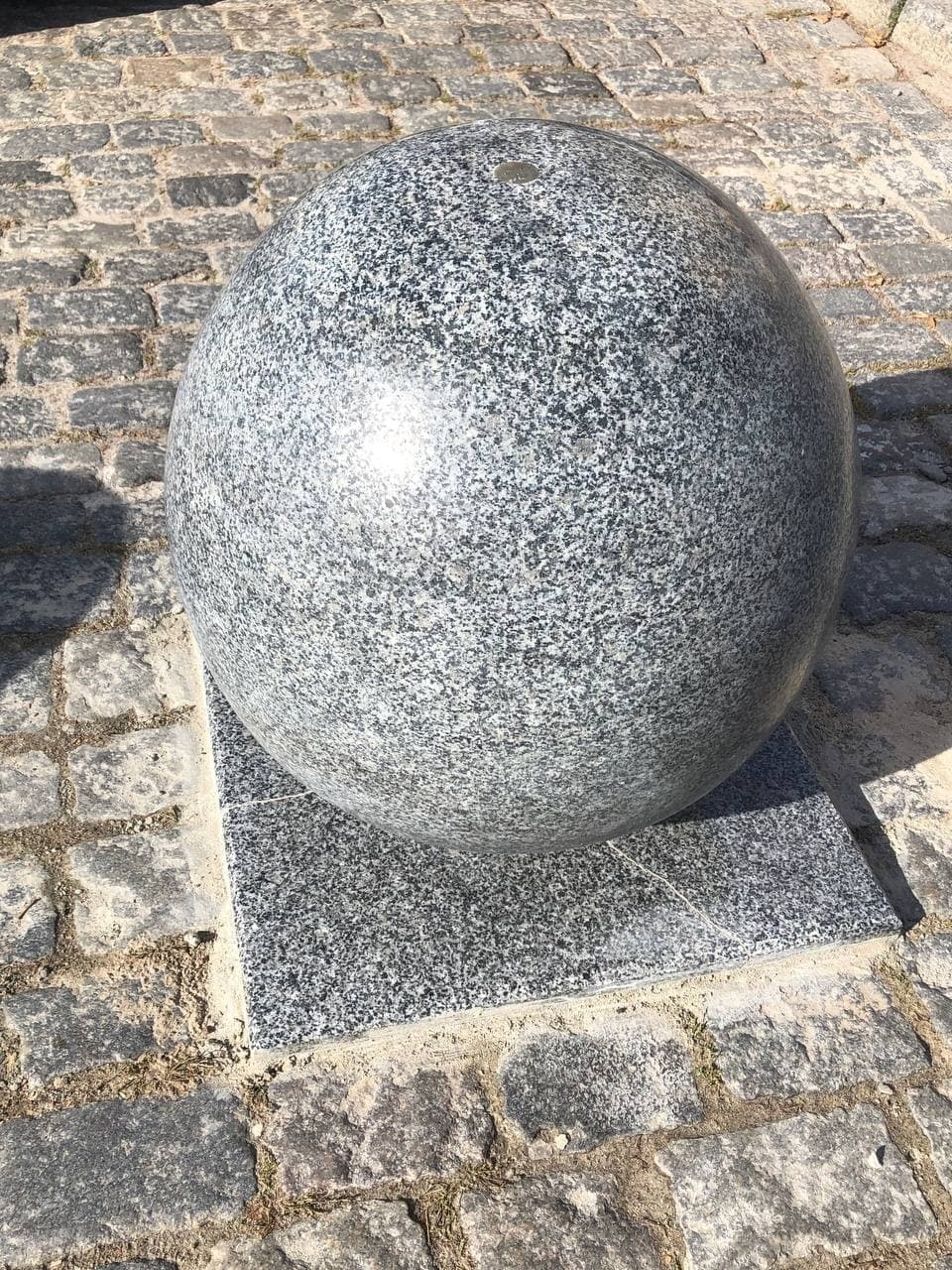Гранитный шар раздавил плиту. Фото: https://t.me/fontan1000000