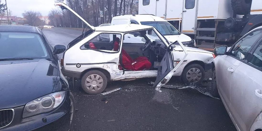 В Полтаве на опасном перекрестке столкнулись 4 легковушки фото 1