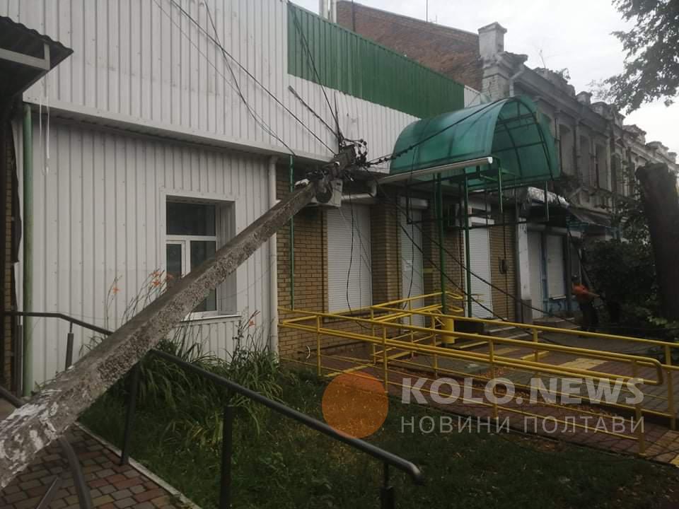В Полтаве рухнул столб. Фото: https://kolo.news/